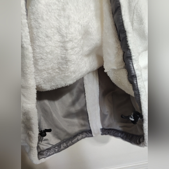 The North Face Women's White Fleece Jacket - Picture 5 of 10